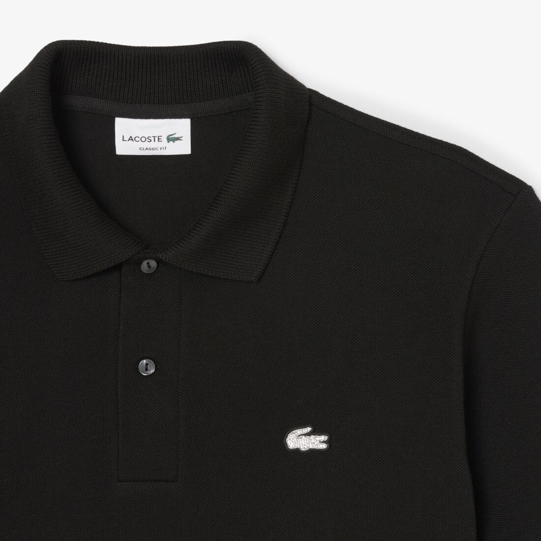 قميص بولو بيكيه كلاسيكي بقصّة ماسية من جلد التمساح قميص بولو بيكيه كلاسيكي بقصّة ماسية من جلد التمساح