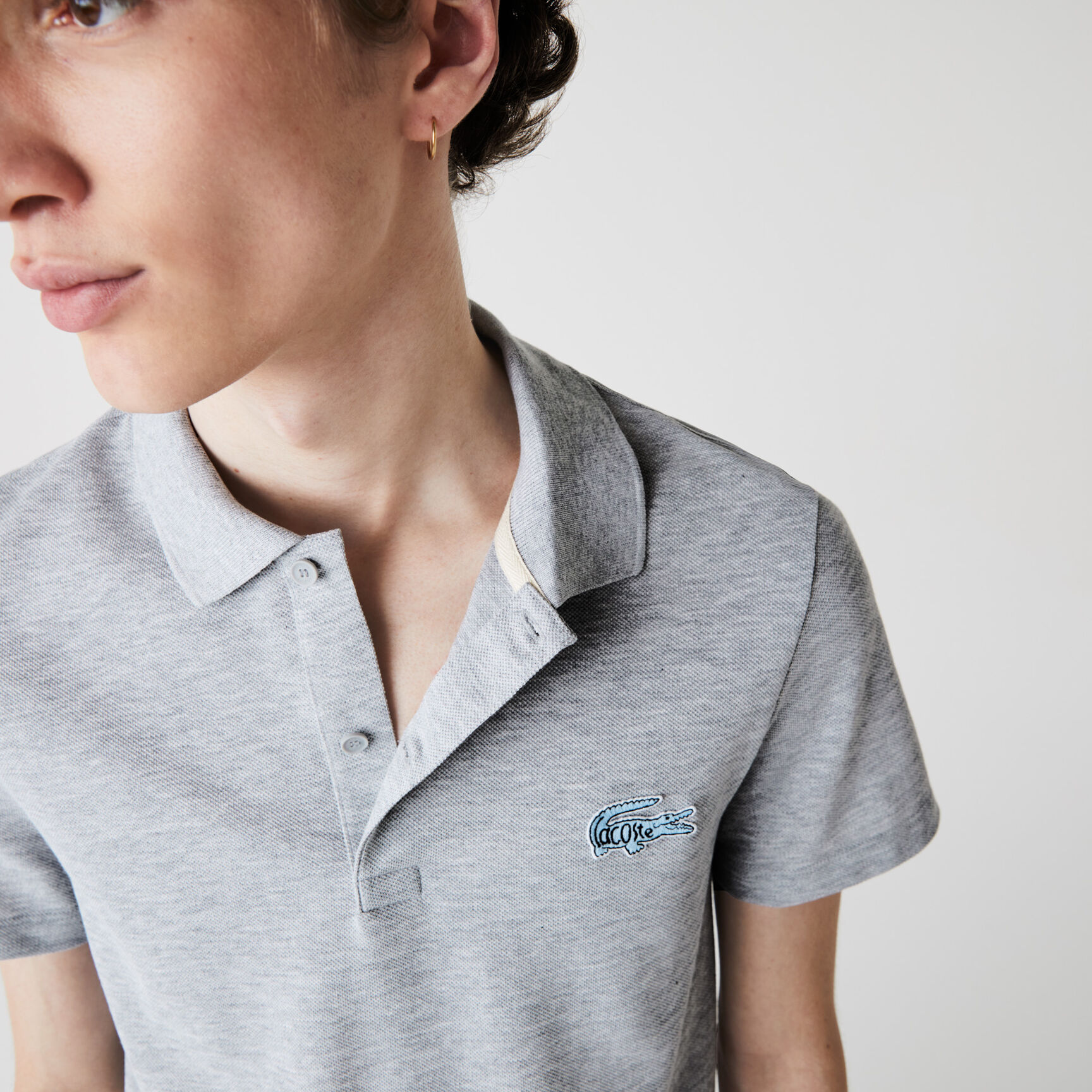 قميص بولو من بيكيه القطن للرجال بقصة عادية وشارة قميص بولو من بيكيه القطن للرجال بقصة عادية وشارة