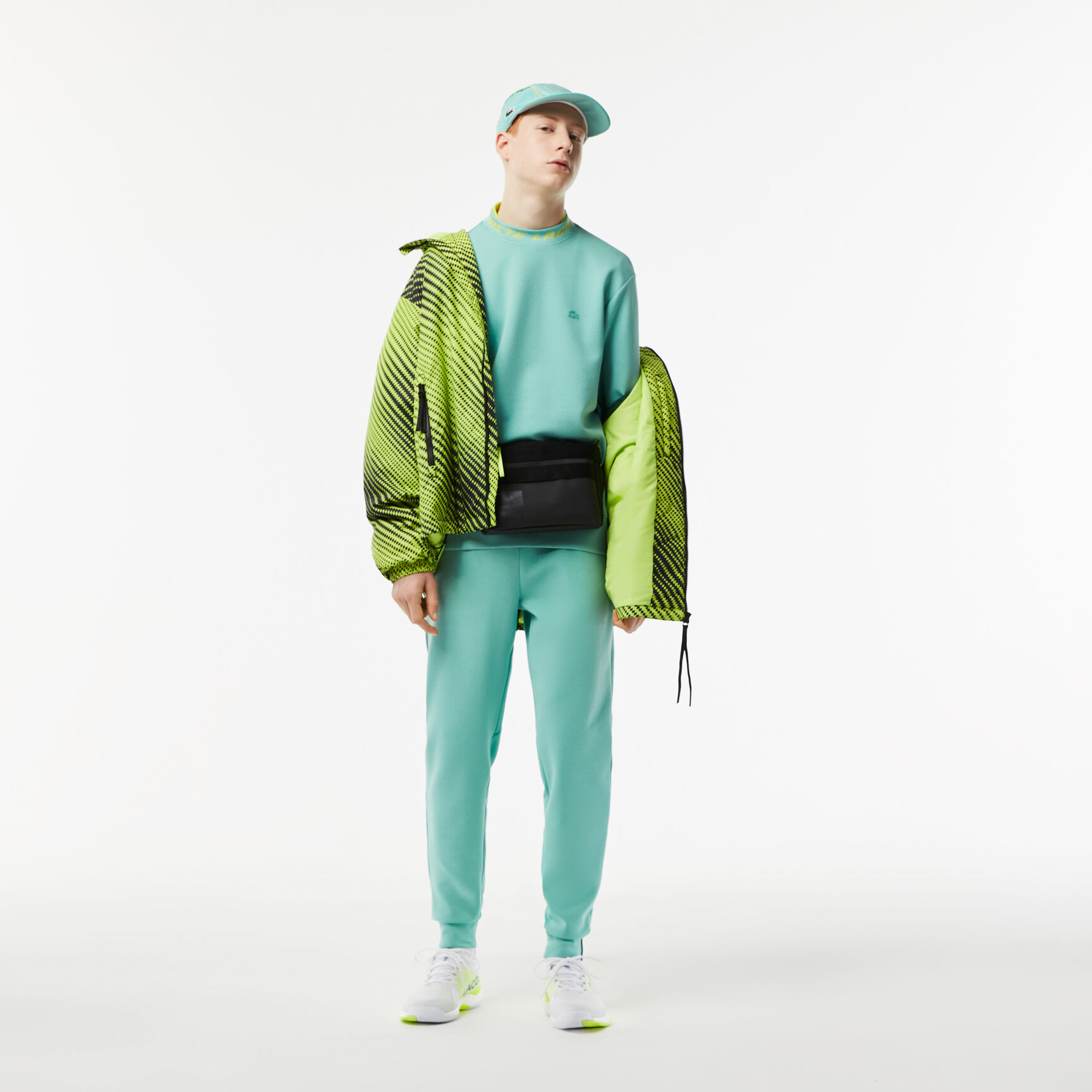 سويت شيرت للجولف من قماش معاد تدويره وبقصّة مريحة للارتداء سويت شيرت للجولف من قماش معاد تدويره وبقصّة مريحة للارتداء