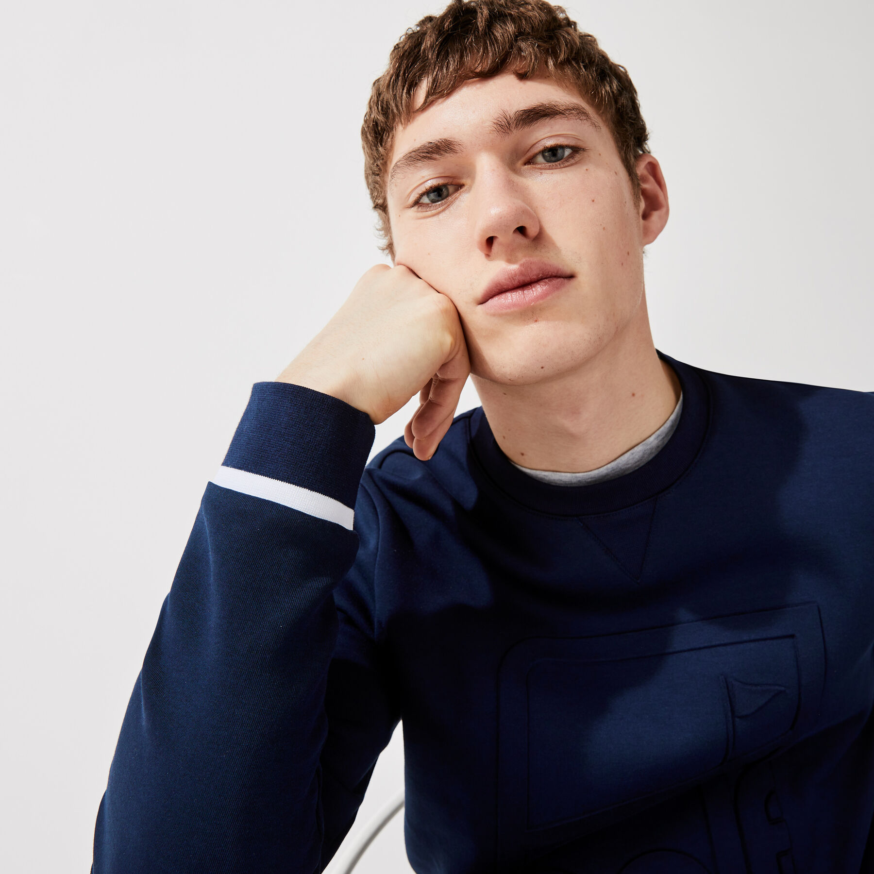 لاكوست سويت شيرت للجولف مع طباعة رسومية وفتحة رقبة مستديرة مجموعة lacoste sport للرجال