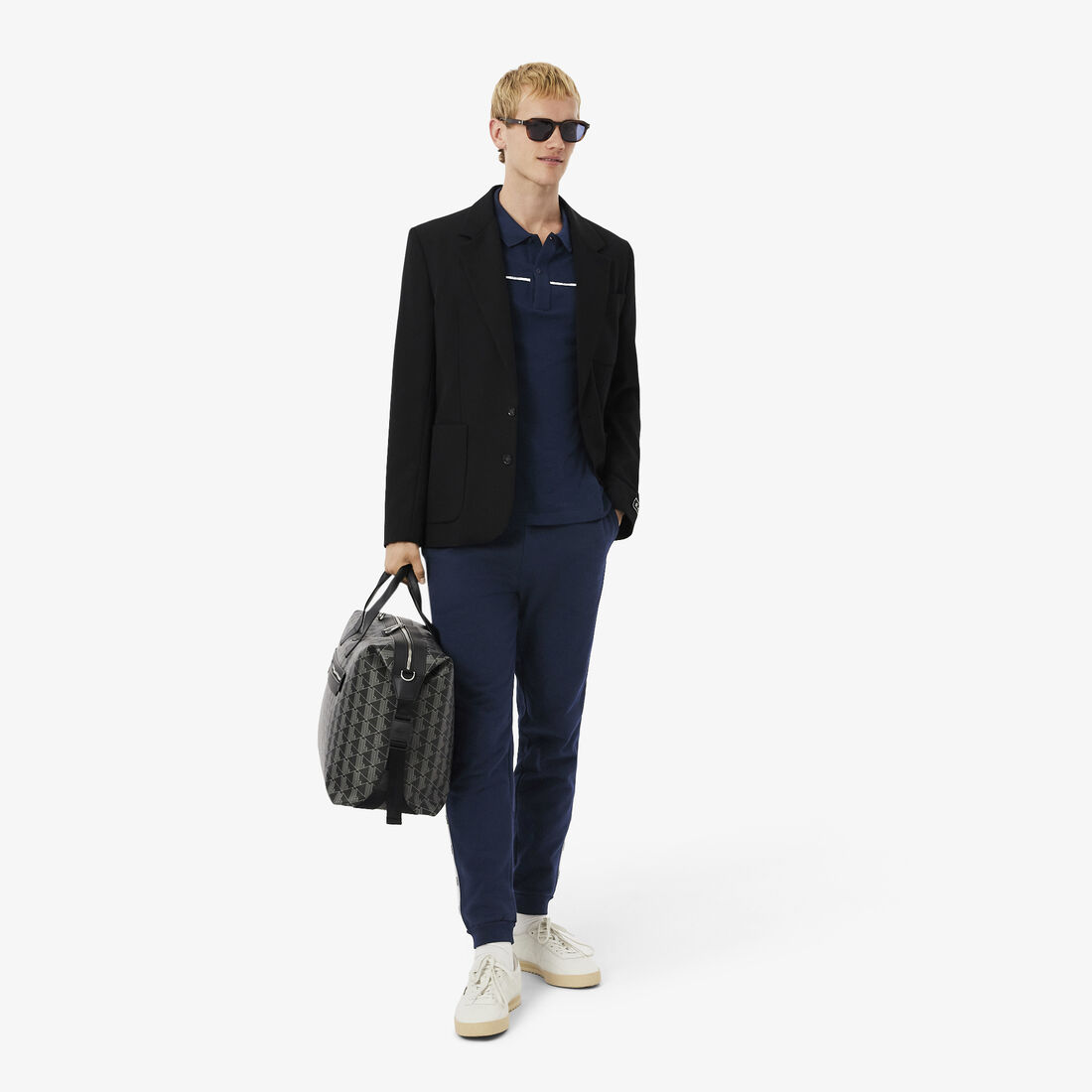 تيشيرت بولو L.12.12 بقصة عادية وتفاصيل شعارية تيشيرت بولو L.12.12 بقصة عادية وتفاصيل شعارية