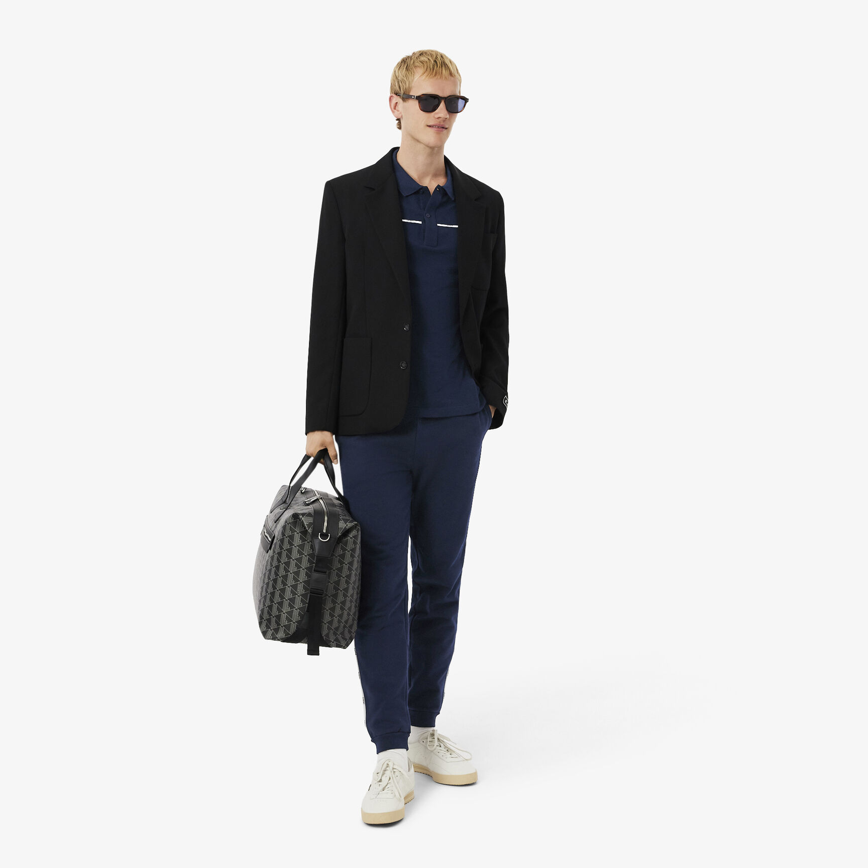 تيشيرت بولو L.12.12 بقصة عادية وتفاصيل شعارية تيشيرت بولو L.12.12 بقصة عادية وتفاصيل شعارية